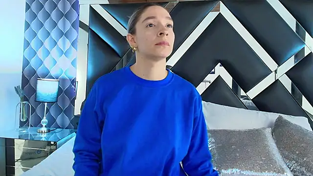 victoriaa lee  online show from February 5, 7:20 pm