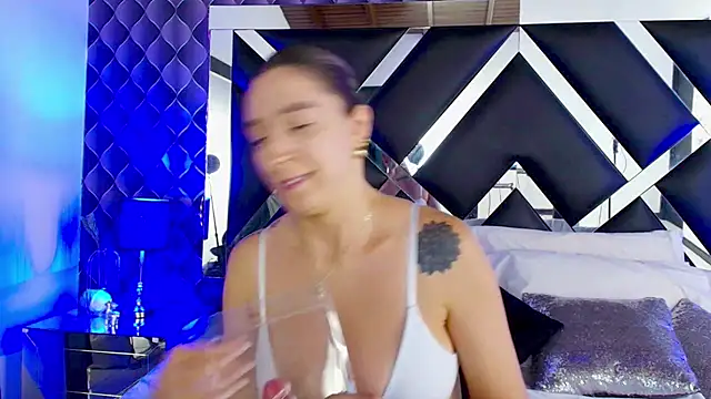 victoriaa lee  online show from March 19, 1:54 am