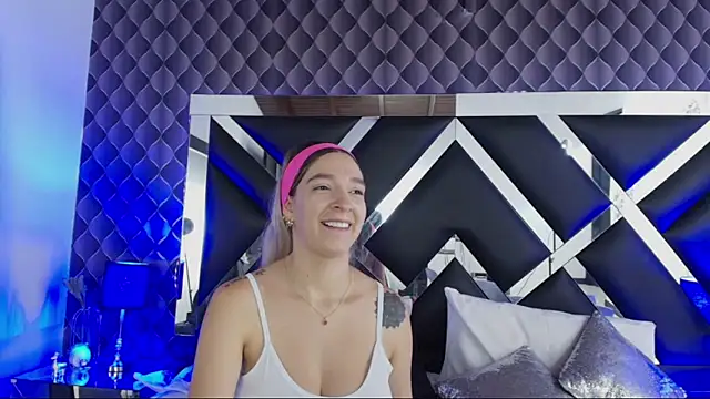 victoriaa lee  online show from March 20, 7:35 pm