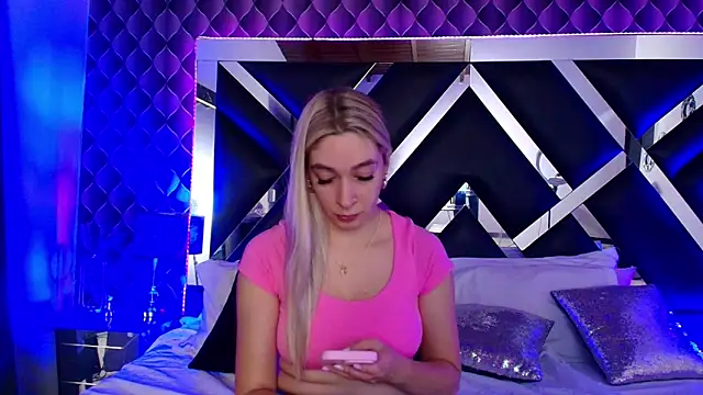 victoriaa lee  online show from October 18, 7:58 pm