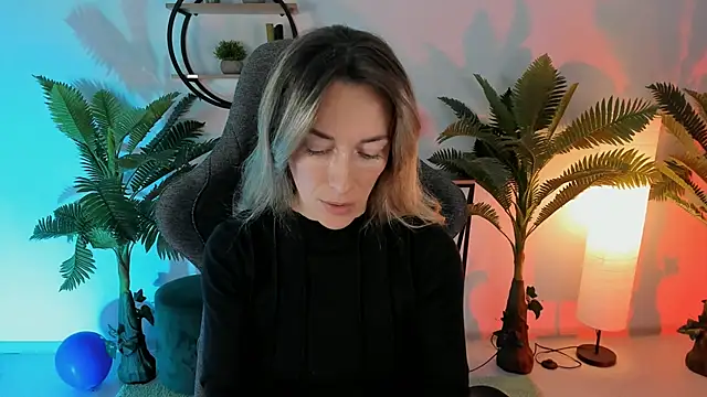RebeccaMartinez online show from December 10, 5:07 am