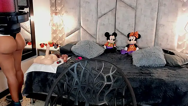 NiicolleMiller online show from October 14, 12:17 pm