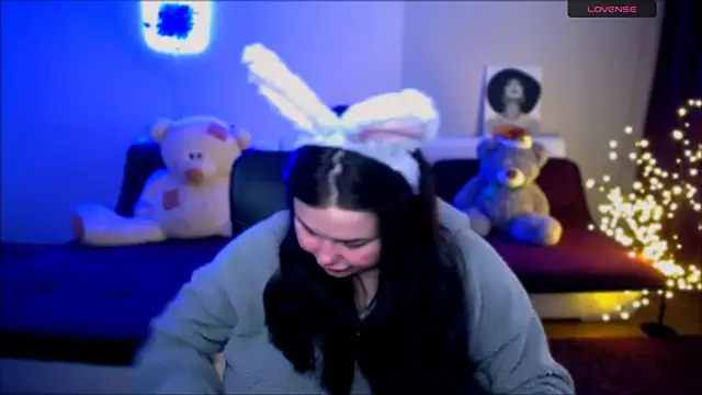 Emily Mo online show from December 7, 10:12 am