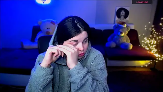 Emily Mo online show from December 7, 1:18 pm