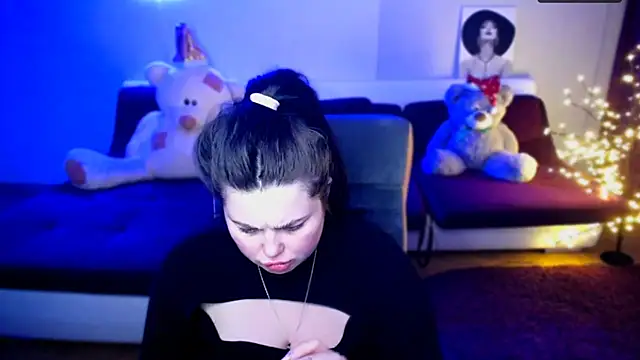 Emily Mo online show from December 22, 1:00 pm