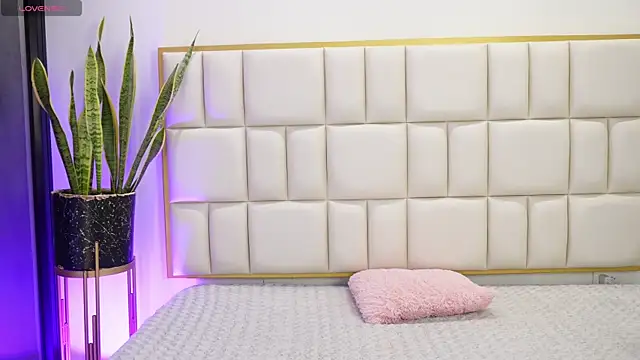 Anais aradia online show from December 20, 5:14 am