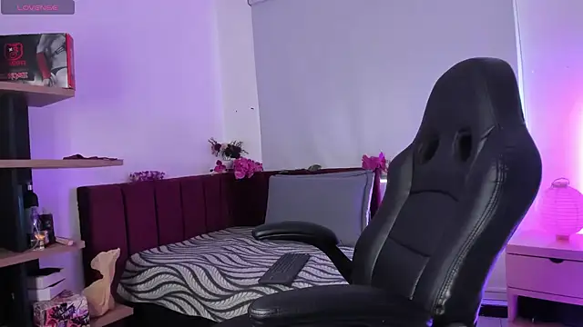 mia thompsonn  online show from February 4, 2:53 pm