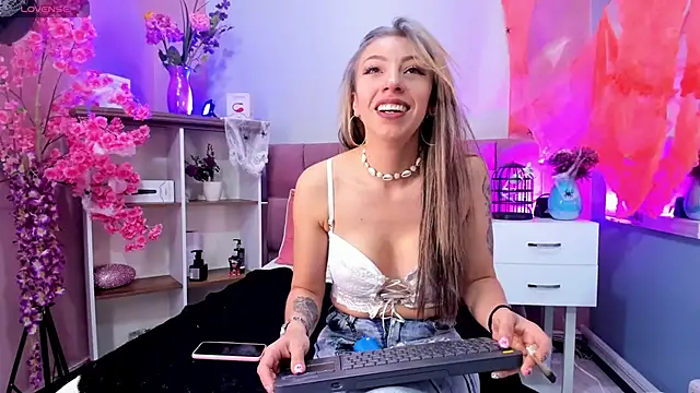 mia thompsonn  online show from October 17, 3:36 pm
