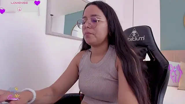 Snapshot of lucy_blue28 chatting on April 10, 1:05 pm lucy blue28 online show from April 10, 1:05 pm