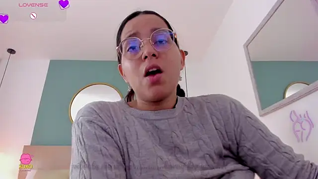 Snapshot of lucy_blue28 chatting on May 4, 12:56 pm lucy blue28 online show from May 4, 12:56 pm