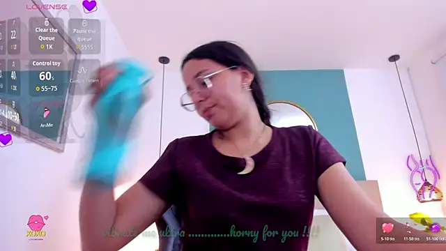 Snapshot of lucy_blue28 chatting on May 21, 1:18 pm lucy blue28 online show from May 21, 1:18 pm