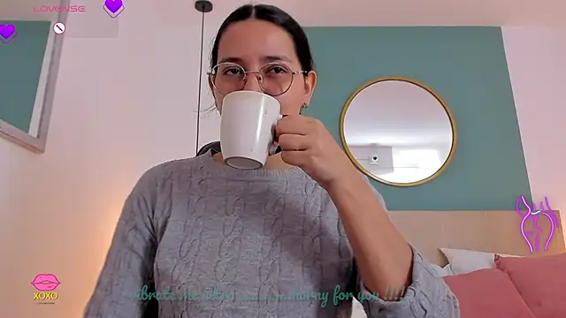 Snapshot of lucy_blue28 chatting on June 5, 1:06 pm lucy blue28 online show from June 5, 1:06 pm