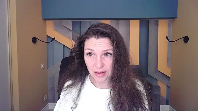 Snapshot of EllaLong chatting on February 11, 12:32 pm EllaLong online show from February 11, 12:32 pm