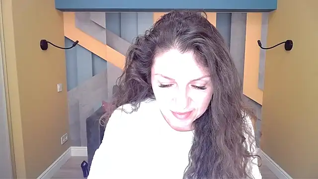 Snapshot of EllaLong chatting on February 14, 12:35 pm EllaLong online show from February 14, 12:35 pm