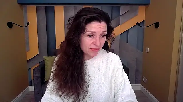 Snapshot of EllaLong chatting on March 1, 12:29 pm EllaLong online show from March 1, 12:29 pm