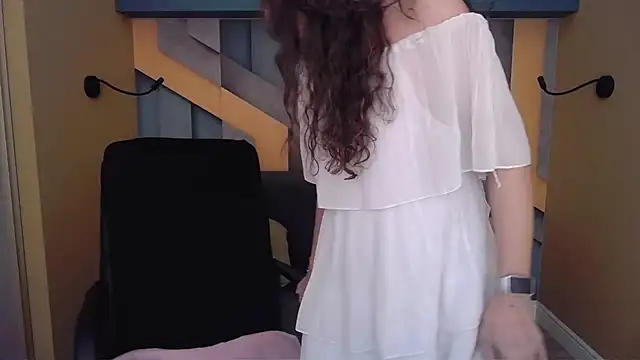 Snapshot of EllaLong chatting on March 3, 12:22 pm EllaLong online show from March 3, 12:22 pm