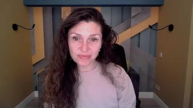 Snapshot of EllaLong chatting on March 6, 12:23 pm EllaLong online show from March 6, 12:23 pm