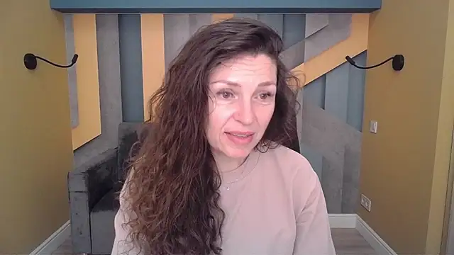 Snapshot of EllaLong chatting on March 8, 12:42 pm EllaLong online show from March 8, 12:42 pm