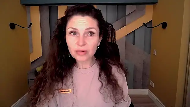 Snapshot of EllaLong chatting on March 10, 12:21 pm EllaLong online show from March 10, 12:21 pm