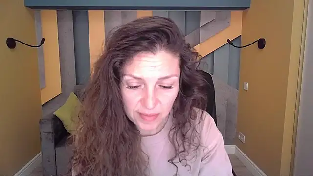 Snapshot of EllaLong chatting on March 24, 12:21 pm EllaLong online show from March 24, 12:21 pm