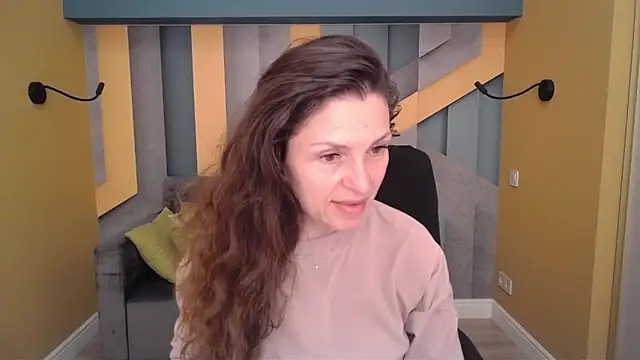 Snapshot of EllaLong chatting on March 25, 12:33 pm EllaLong online show from March 25, 12:33 pm