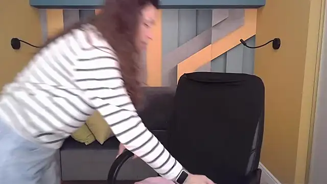 Snapshot of EllaLong chatting on March 26, 12:33 pm EllaLong online show from March 26, 12:33 pm