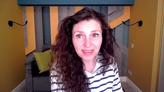 Snapshot of EllaLong chatting on March 28, 12:27 pm EllaLong online show from March 28, 12:27 pm