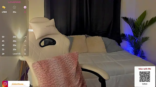 Snapshot of dakottaa_ chatting on December 18, 10:57 pm dakottaa online show from December 18, 10:57 pm