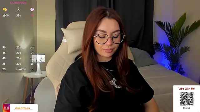 Snapshot of dakottaa_ chatting on December 19, 2:01 am dakottaa online show from December 19, 2:01 am