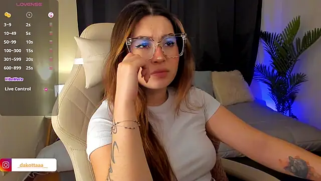 dakottaa  online show from November 6, 11:15 pm