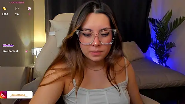 dakottaa  online show from December 2, 11:34 pm