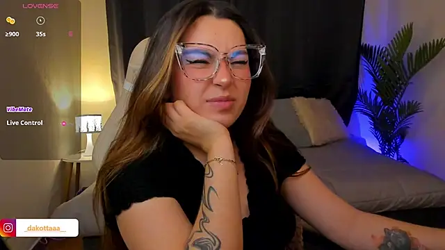 dakottaa  online show from December 3, 11:36 pm