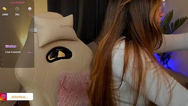 dakottaa  online show from January 16, 11:31 pm