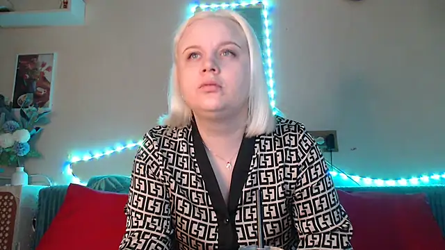 Snapshot of Karolina_love_ chatting on January 25, 6:13 pm Karolina love online show from January 25, 6:13 pm