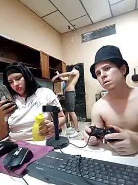 Snapshot of DanelyLopez chatting on February 14, 3:47 am DanelyLopez online show from February 14, 3:47 am