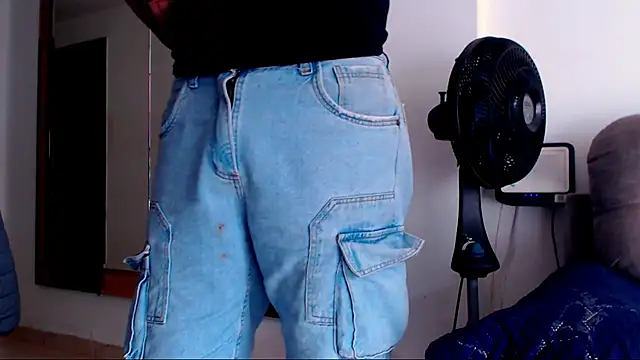 Snapshot of SelfSuck9inchs chatting on October 27, 8:13 pm SelfSuck9inchs online show from October 27, 8:13 pm