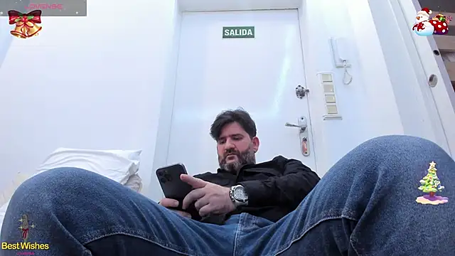 Snapshot of Maxi_TheBigDaddy chatting on December 27, 6:31 pm Maxi TheBigDaddy online show from December 27, 6:31 pm