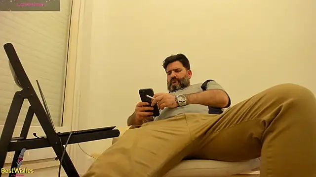 Snapshot of Maxi_TheBigDaddy chatting on January 13, 9:52 pm Maxi TheBigDaddy online show from January 13, 9:52 pm