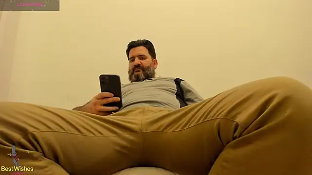 Snapshot of Maxi_TheBigDaddy chatting on January 14, 2:19 am Maxi TheBigDaddy online show from January 14, 2:19 am