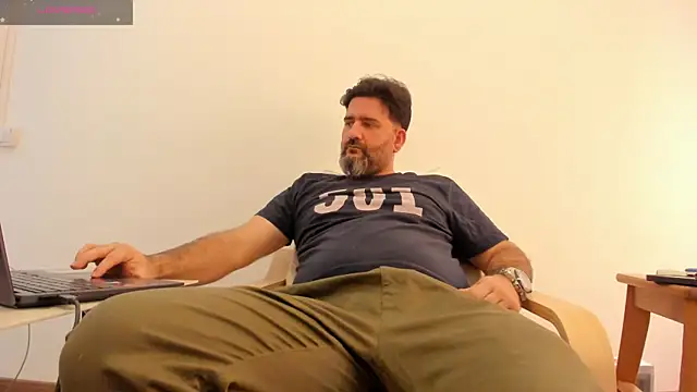 Snapshot of Maxi_TheBigDaddy chatting on January 26, 12:33 pm Maxi TheBigDaddy online show from January 26, 12:33 pm