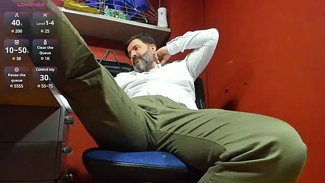 Snapshot of Maxi_TheBigDaddy chatting on February 24, 12:59 pm Maxi TheBigDaddy online show from February 24, 12:59 pm