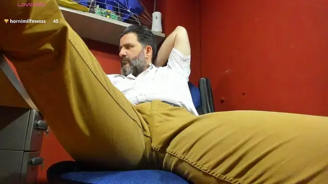 Snapshot of Maxi_TheBigDaddy chatting on February 25, 3:27 pm Maxi TheBigDaddy online show from February 25, 3:27 pm