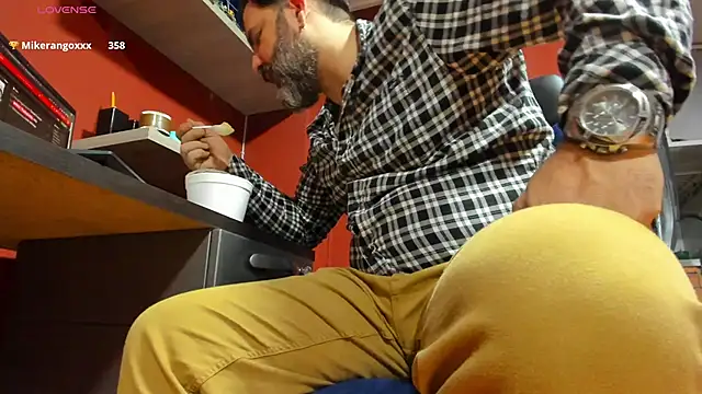 Snapshot of Maxi_TheBigDaddy chatting on February 26, 6:32 pm Maxi TheBigDaddy online show from February 26, 6:32 pm