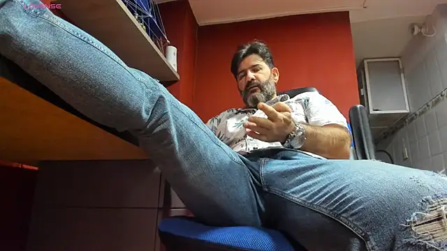 Snapshot of Maxi_TheBigDaddy chatting on February 27, 4:21 pm Maxi TheBigDaddy online show from February 27, 4:21 pm