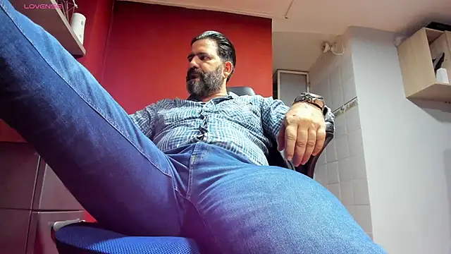 Snapshot of Maxi_TheBigDaddy chatting on February 28, 12:09 pm Maxi TheBigDaddy online show from February 28, 12:09 pm