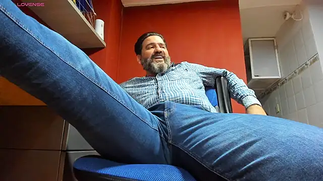 Snapshot of Maxi_TheBigDaddy chatting on February 28, 9:23 pm Maxi TheBigDaddy online show from February 28, 9:23 pm