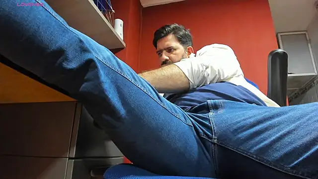 Snapshot of Maxi_TheBigDaddy chatting on March 4, 5:13 pm Maxi TheBigDaddy online show from March 4, 5:13 pm