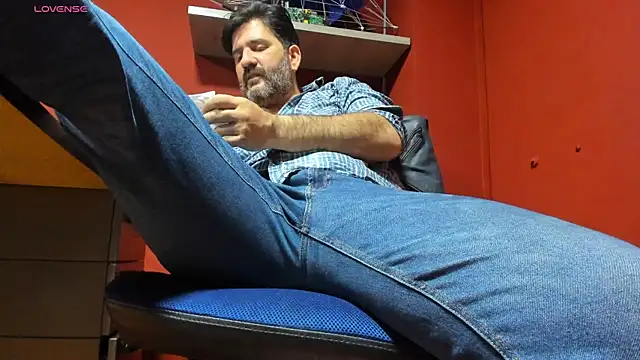 Snapshot of Maxi_TheBigDaddy chatting on March 10, 1:43 pm Maxi TheBigDaddy online show from March 10, 1:43 pm