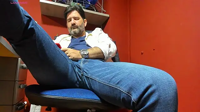 Snapshot of Maxi_TheBigDaddy chatting on March 13, 12:35 pm Maxi TheBigDaddy online show from March 13, 12:35 pm