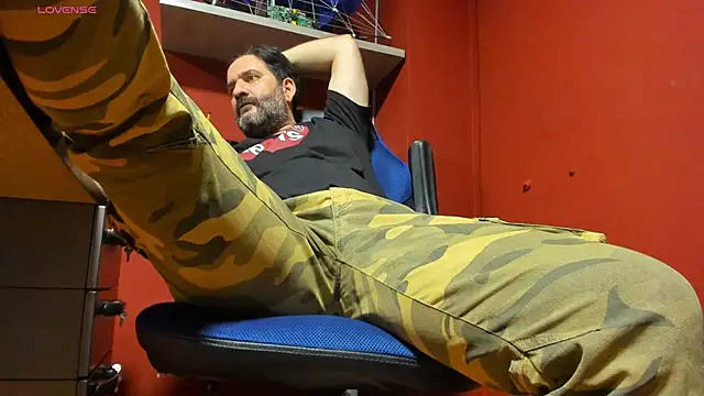 Snapshot of Maxi_TheBigDaddy chatting on March 15, 12:25 am Maxi TheBigDaddy online show from March 15, 12:25 am